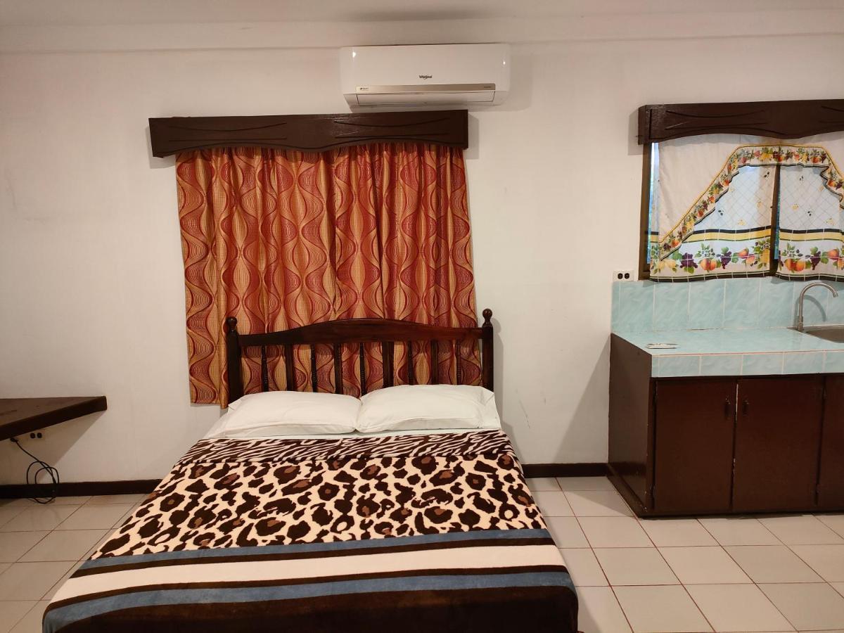 Lehns Motel Koror Esterno foto